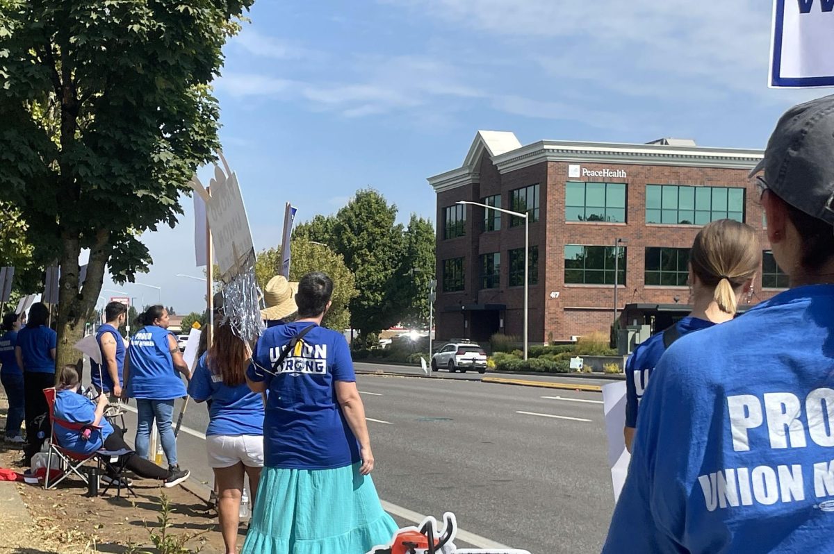 Staff and supporters striking outside of Mill Plain Elementary on Thursday, August 28th