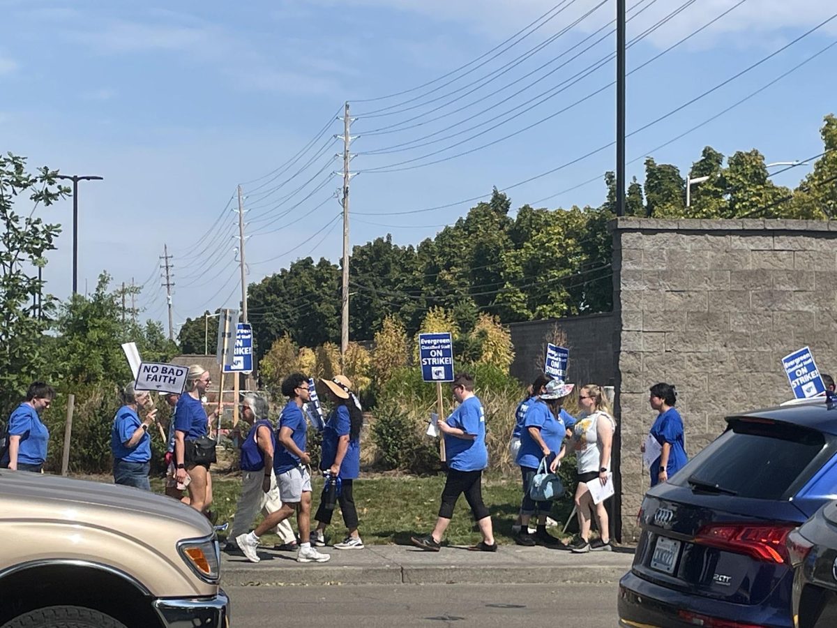 Strikers walking back and forth outside of Mill Plain Elementary